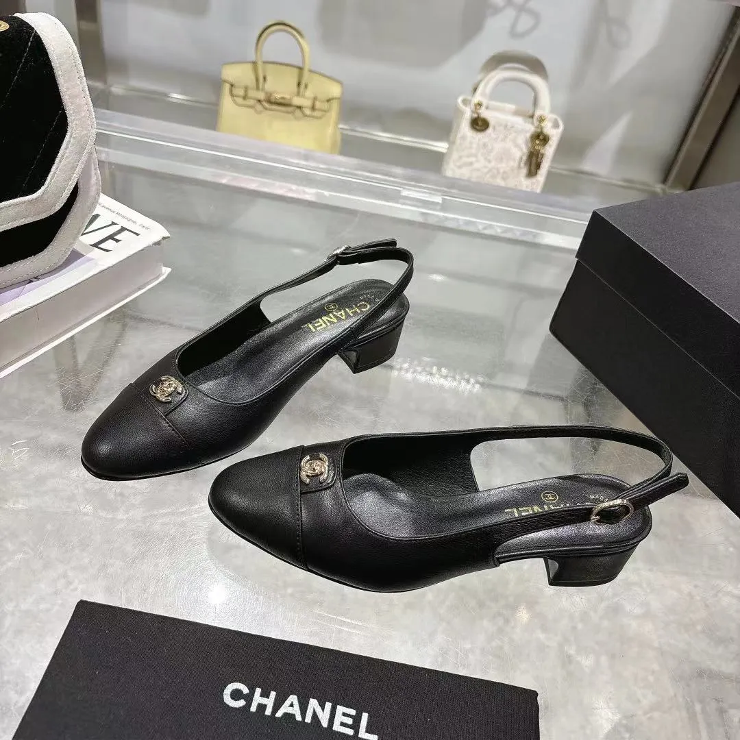 👟👟Ex-factory price 540👟👟 𝐂𝐇𝐀𝐍𝐄𝐋★Xiaoxiang New spring and summer counter new sandals, comfortable and low-heeled, a must-have for work and shopping💋 Show unique dressing style, too beautiful to say, a must-have in summer... Upper: imported sheepskin/Lining: mixed sheepskin Heel height: 3.5cm Outsole: Italian genuine leather outsole Shoe size: 35-39 (40, 41 and 42 are customized and cannot be returned or exchanged)
